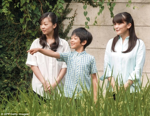 Hình ảnh mới đây nhất của Hoàng tử Hisahito và hai chị gái - Công chúa Mako và Kako.