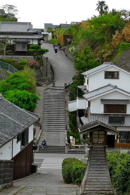 Những ngôi nhà cổ Samurai nằm trên các sườn đồi. Ảnh: Flickr.