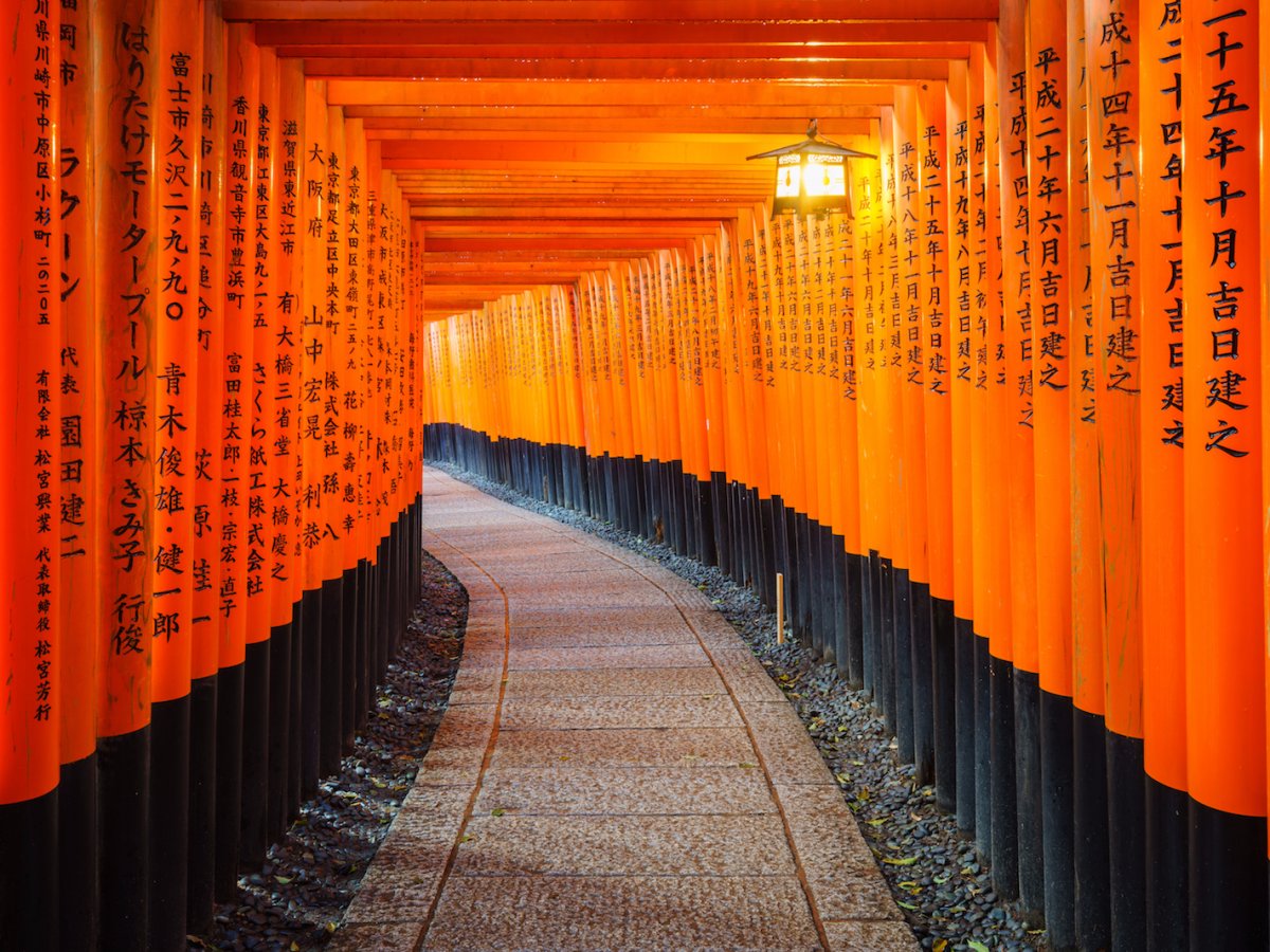 ... hay những cánh cửa đỏ rực tâm linh dẫn đến khu thờ chính trên núi Fushimi Inari Taisha của khu đền Inari. (Ảnh: lkunl / Shutterstock) 